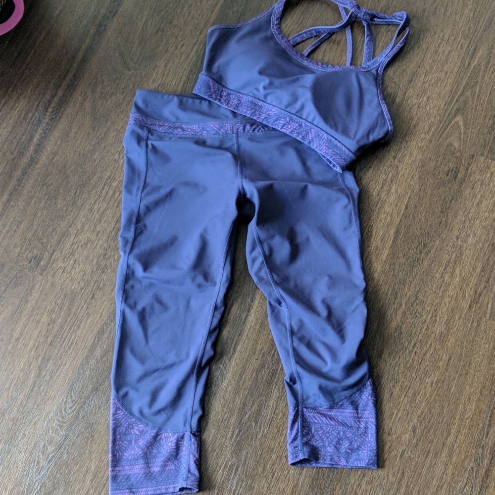 Gaiam yoga set. Size M capri pants/top
